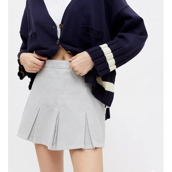 🩶🩶Urban Outfitters pleated corduroy mini skirt - Picture 3 of 12